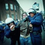 ME voert een charge uit op het Binnenhof tijdens een grote studentendemonstratie in Den Haag.