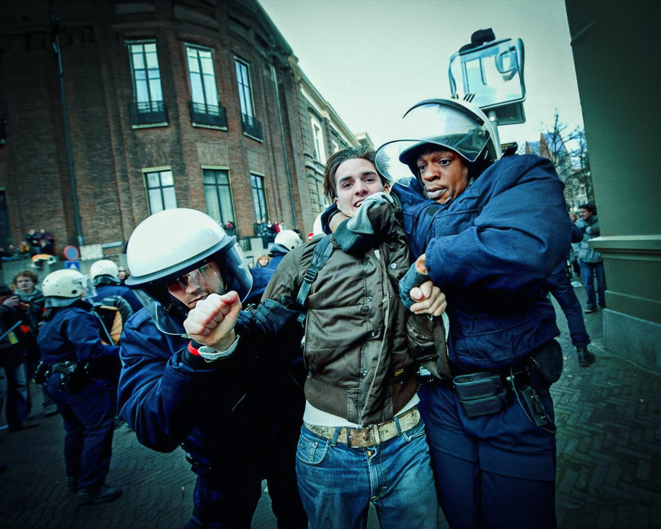 ME voert een charge uit op het Binnenhof tijdens een grote studentendemonstratie in Den Haag.