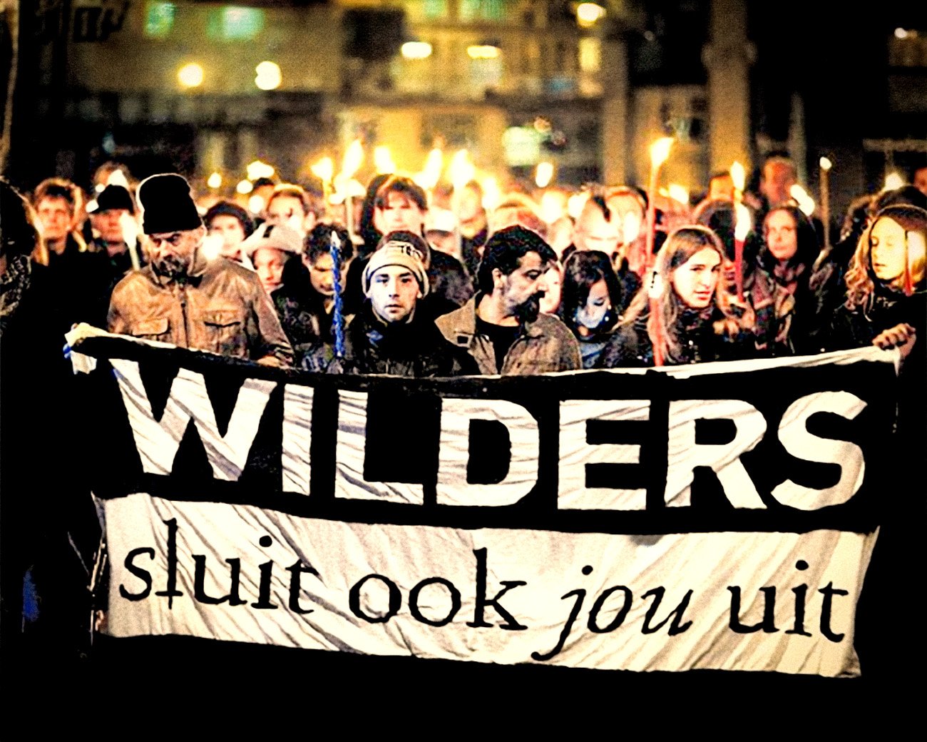 Protest tegen Geert Wilders in Arnhem, met deelnemers van actiegroep Wilders sluit ook jou uit, tijdens een fakkeltocht in de binnenstad.