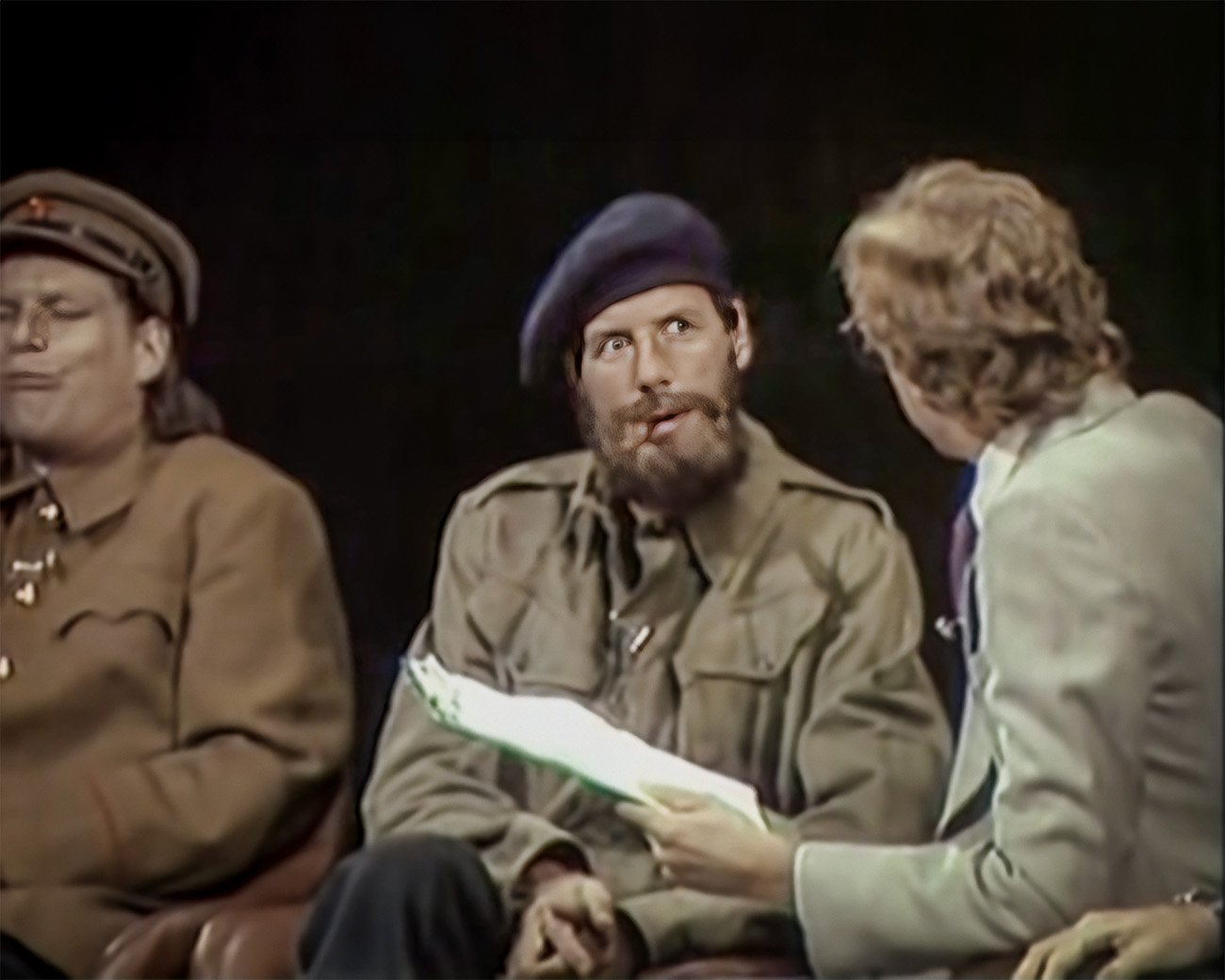 Still van Monty Python’s sketch met communistische leiders in moderne Britse setting, waaronder Karl Marx, Lenin en Che Guevara.