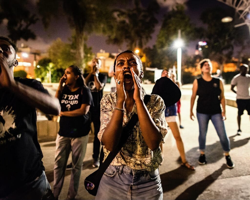 Eden Zemru (22) roept om gelijkheid tijdens een protest voor Ethiopische Israëliërs in Israël.