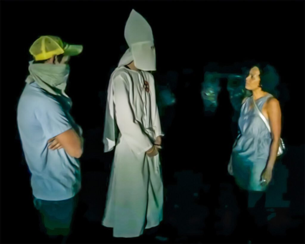 Mo Asumang confronteert leden van de Ku Klux Klan tijdens haar documentaire over racisme.