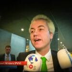 Geert Wilders tijdens een interview met NOS Radio 1, pratend in een microfoon.