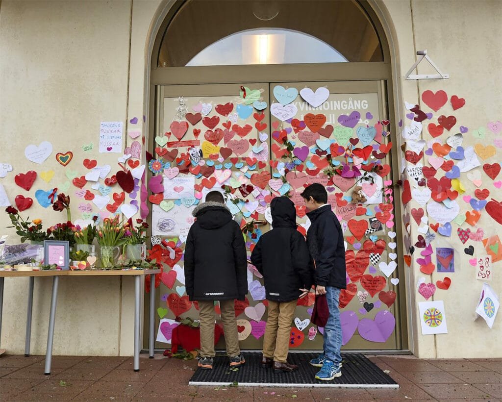 Het liefdesbombardement bij de moskee van Uppsala, waarbij papieren hartjes op de deur zijn geplakt als steunbetuiging na een aanslag.