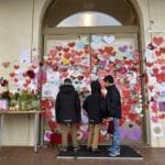 Het liefdesbombardement bij de moskee van Uppsala, waarbij papieren hartjes op de deur zijn geplakt als steunbetuiging na een aanslag.