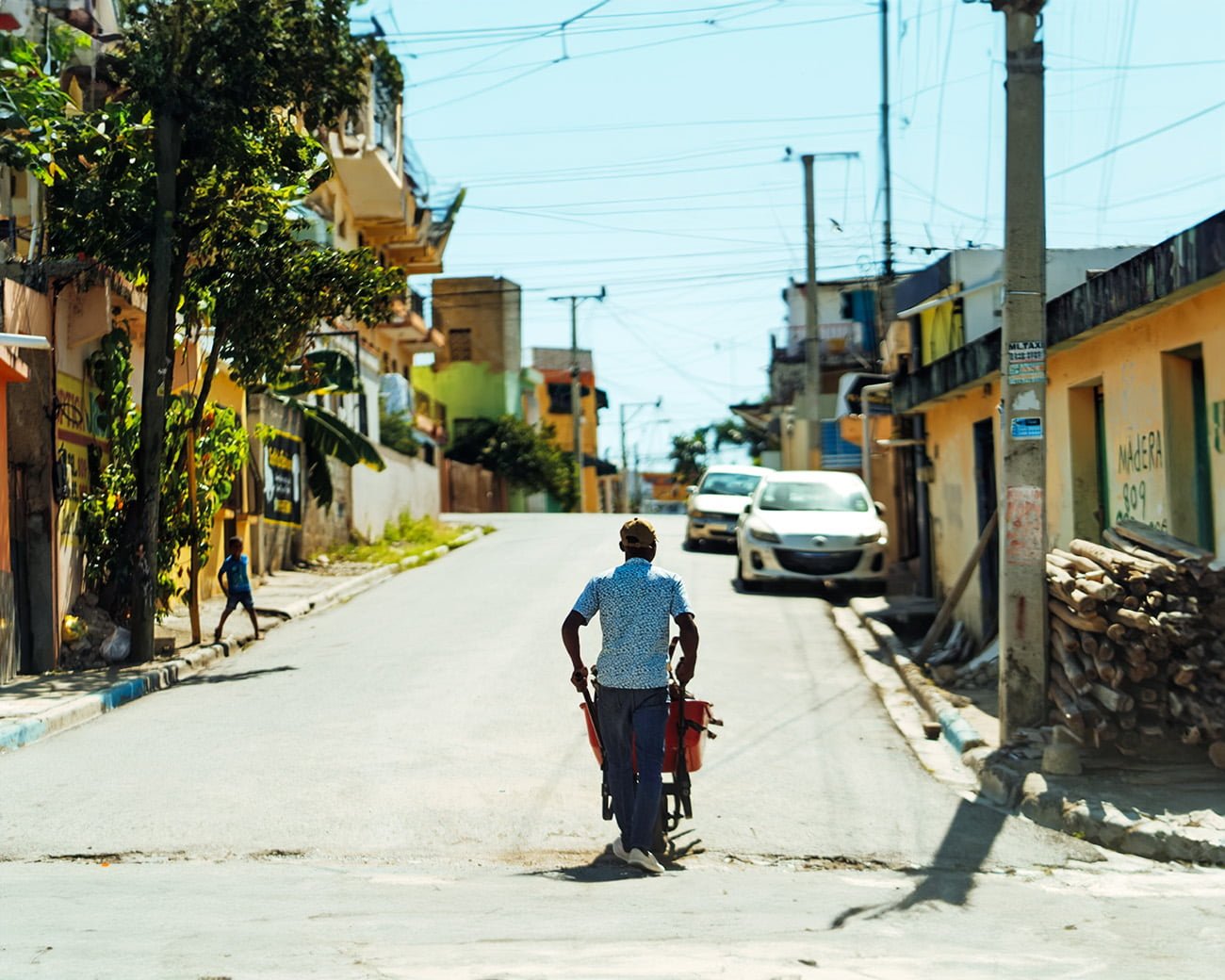 Lege straat in Santo Domingo zonder Haïtiaanse straatverkopers vanwege dreigende deportaties in de Dominicaanse Republiek.