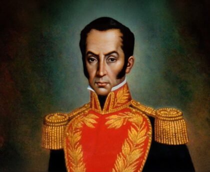 Portret van Simón Bolívar in uniform met rood en goud borduurwerk