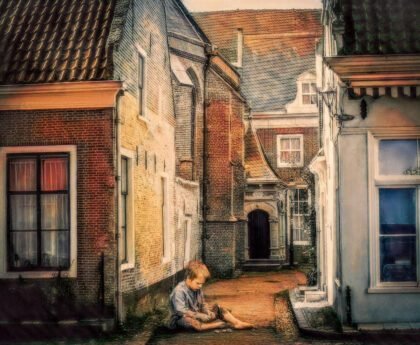 Kind zit alleen op een smalle Nederlandse straat tussen huizen, zonder zichtbaar toezicht of zorg, in een omgeving die vrijheid en kwetsbaarheid tegelijk laat zien.
