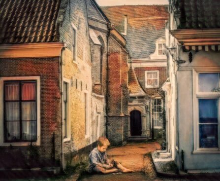 Kind zit alleen op een smalle Nederlandse straat tussen huizen, zonder zichtbaar toezicht of zorg, in een omgeving die vrijheid en kwetsbaarheid tegelijk laat zien.