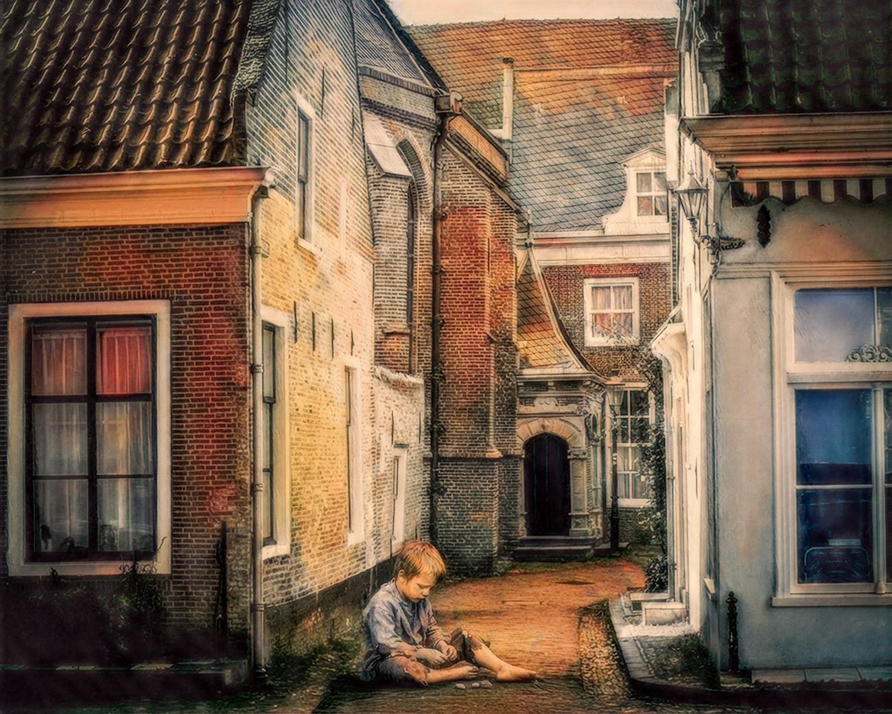 Kind zit alleen op een smalle Nederlandse straat tussen huizen, zonder zichtbaar toezicht of zorg, in een omgeving die vrijheid en kwetsbaarheid tegelijk laat zien.