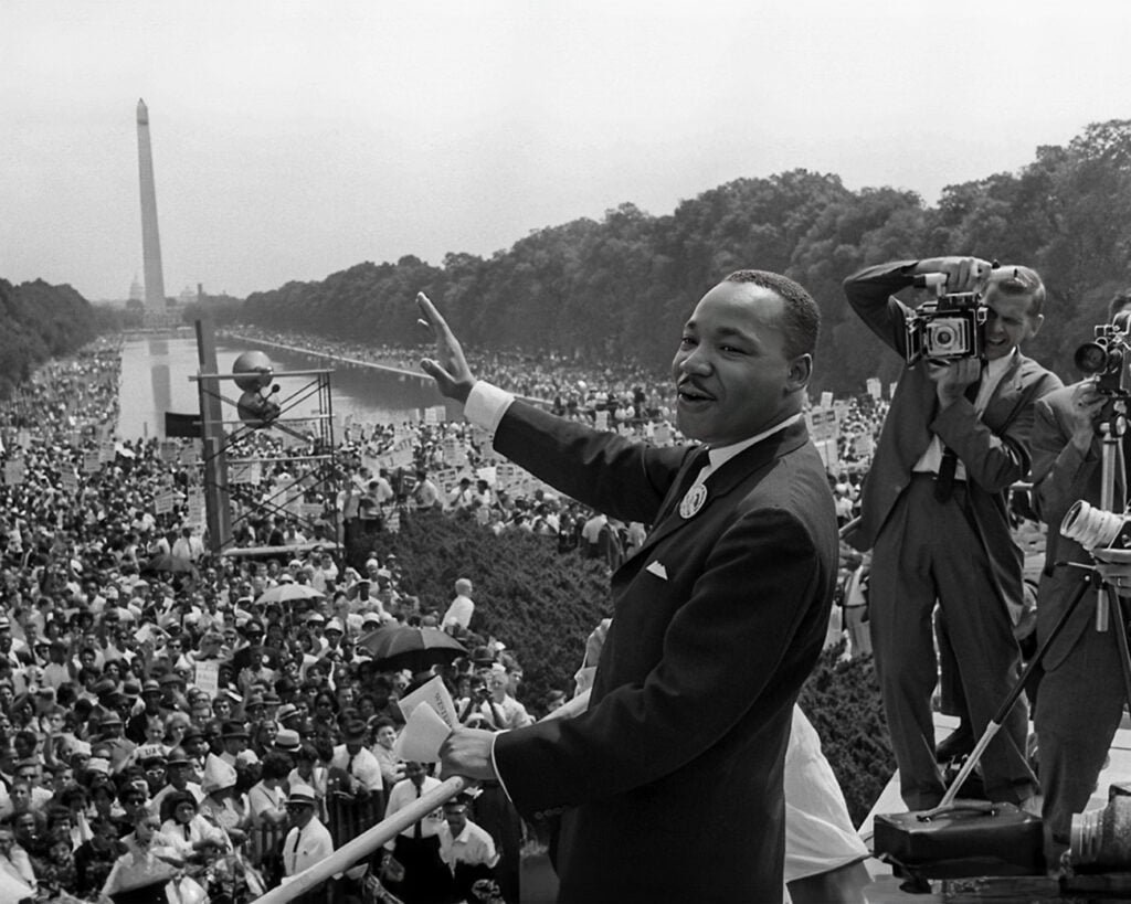 Burgerrechtenleider spreekt tijdens de Mars naar Washington in 1963, met een grote menigte demonstranten voor het Lincoln Memorial