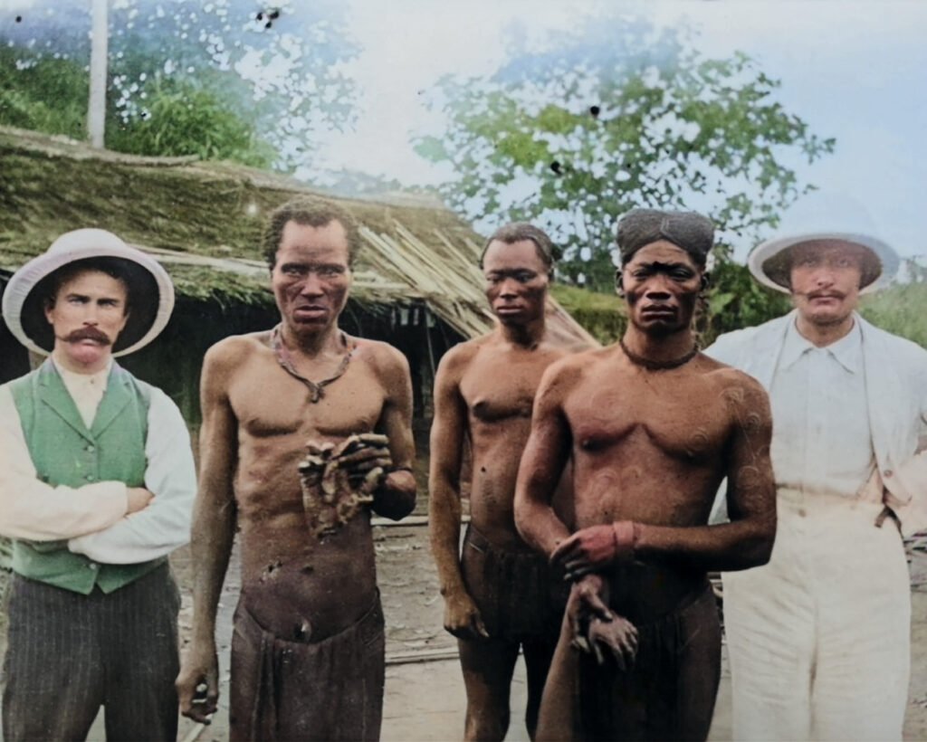 Congolese mannen met afgesneden handen, gefotografeerd door Alice Seeley Harris in Baringa, mei 1904.