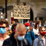 Black Lives Matter-protest in Nederland met demonstranten die oproepen tot herziening van koloniale monumenten.