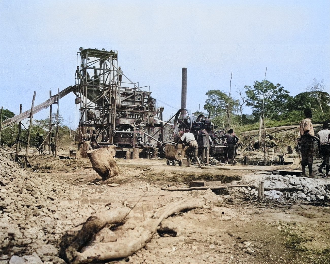 Historisch beeld van industriële activiteiten in Congo met arbeiders en koloniale infrastructuur.