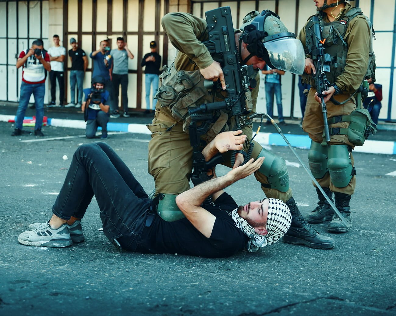 Israëlische soldaten arresteren hardhandig een Palestijnse man in Hebron tijdens een conflict op de Westelijke Jordaanoever.