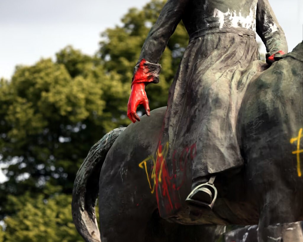 Standbeeld van koning Leopold II in Brussel met rode verf op de handen, symbool van koloniale misdaden.