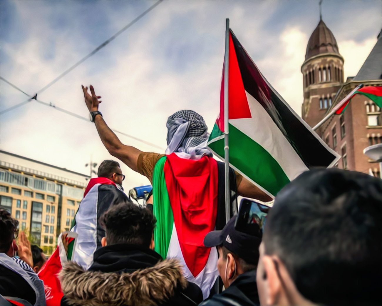 Vreedzame pro-Palestina demonstratie op de Dam in Amsterdam, met demonstranten die borden voor vrede en gerechtigheid vasthouden.