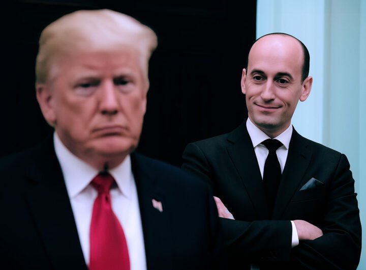 Stephen Miller kijkt toe terwijl Donald Trump op de voorgrond staat tijdens een moment in het Witte Huis