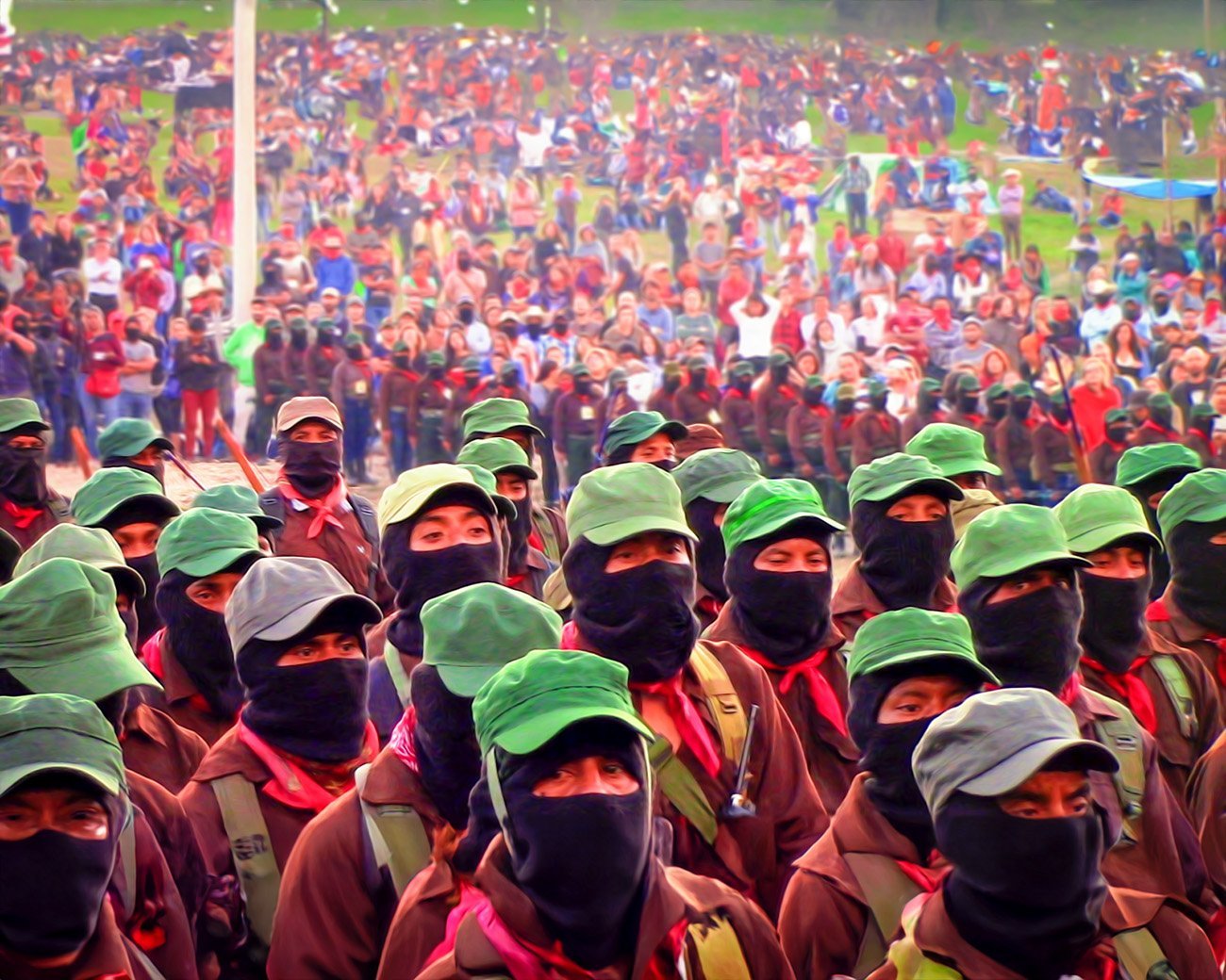 Groep Zapatista-activisten op een manifestatie, gekleed in traditionele kledij en met hun iconische maskers, houden spandoeken en vlaggen vast die oproepen tot autonomie, zelfbestuur en verzet tegen kapitalisme en racisme.