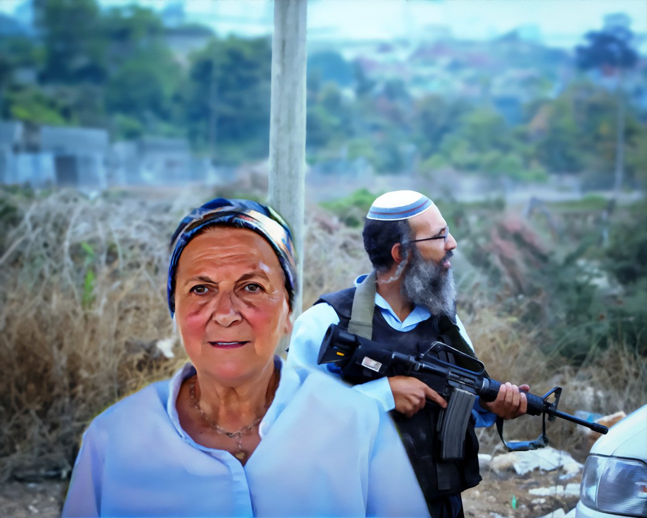 Daniela Weiss, prominente Israëlische koloniste, met een gewapende Israëlische man op de achtergrond in een nederzetting nabij de Westelijke Jordaanoever.