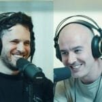 De hosts van de Israëlische podcast Two Nice Jewish Boys, lachend tijdens een opname.