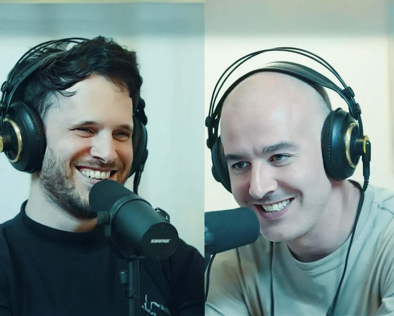 De hosts van de Israëlische podcast Two Nice Jewish Boys, lachend tijdens een opname.