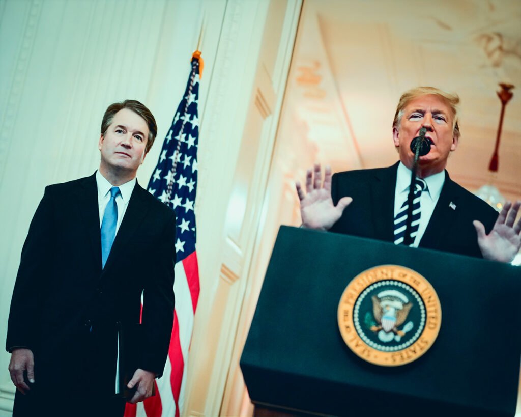 Brett Kavanaugh staat naast Donald Trump tijdens de aankondiging van zijn benoeming tot het Amerikaanse Hooggerechtshof.