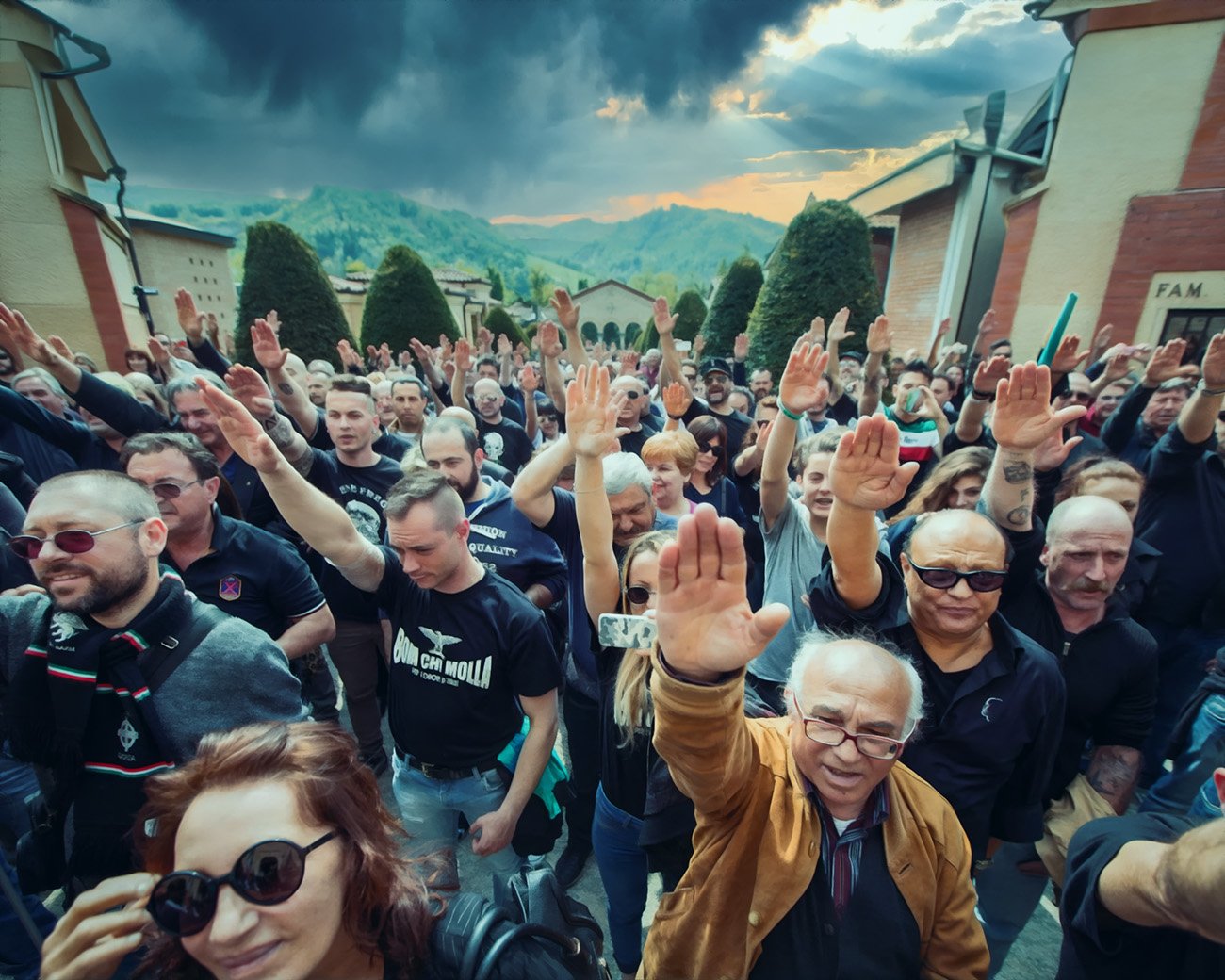 Groep Italiaanse extreemrechtse demonstranten brengt de fascistische groet tijdens een bijeenkomst in 2024.