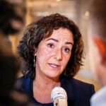 Femke Halsema spreekt met de pers over haar besluit om pro-Palestijnse demonstraties toe te staan, ondanks kritiek van Geert Wilders.