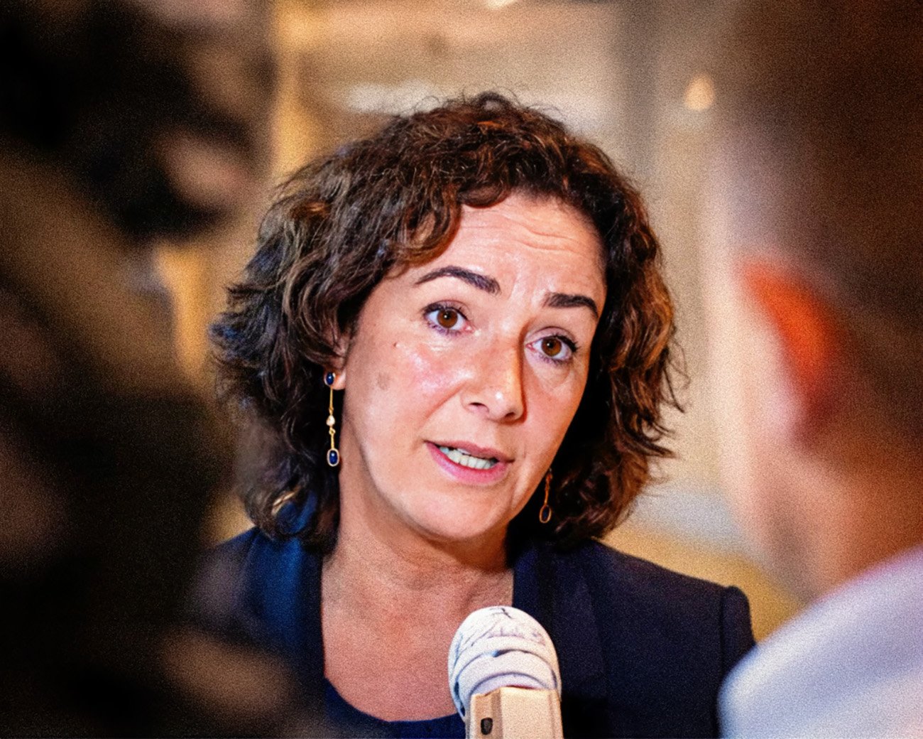 Femke Halsema spreekt met de pers over haar besluit om pro-Palestijnse demonstraties toe te staan, ondanks kritiek van Geert Wilders.