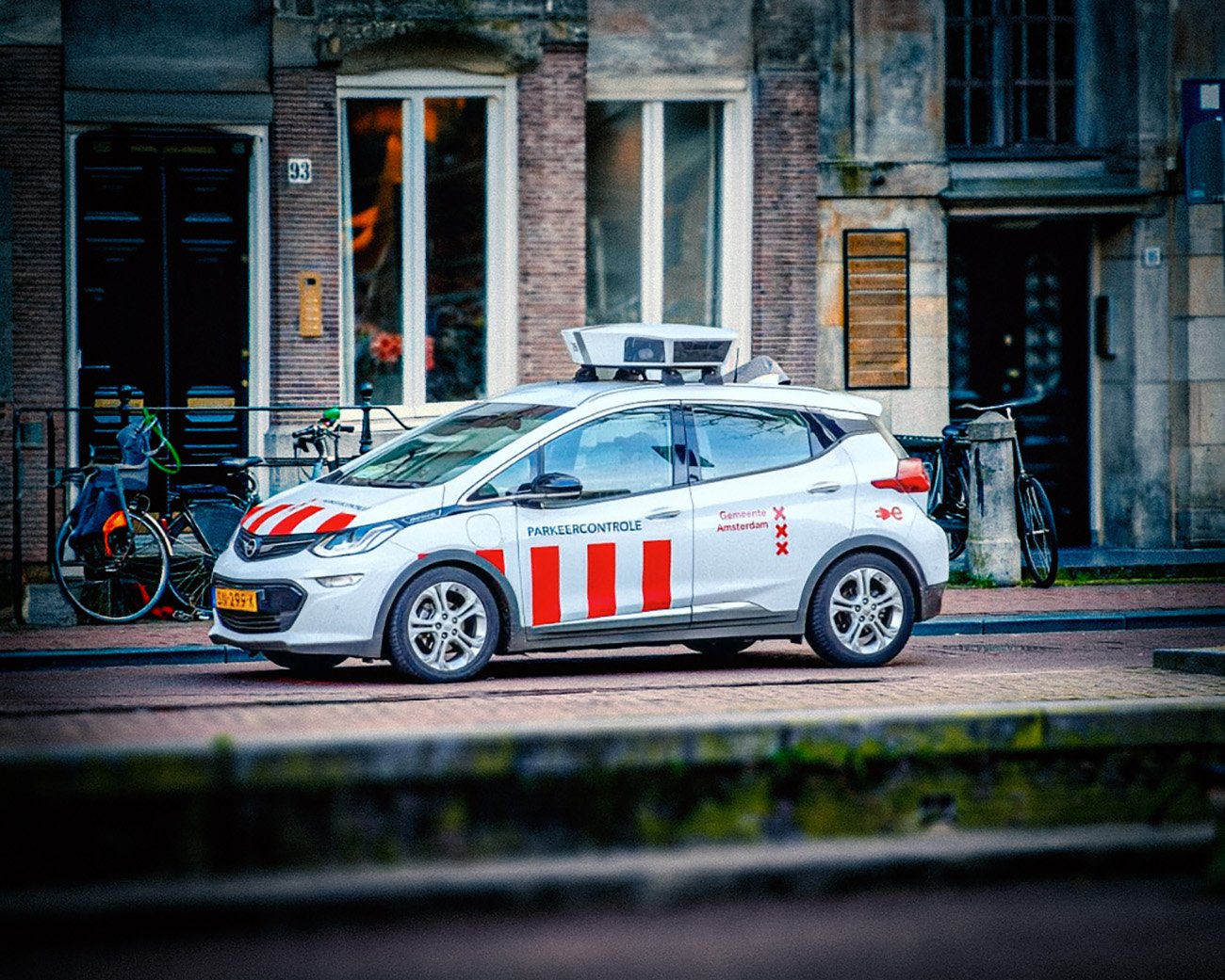 Scanauto voor parkeercontrole in Amsterdam geparkeerd in een rustige straat.