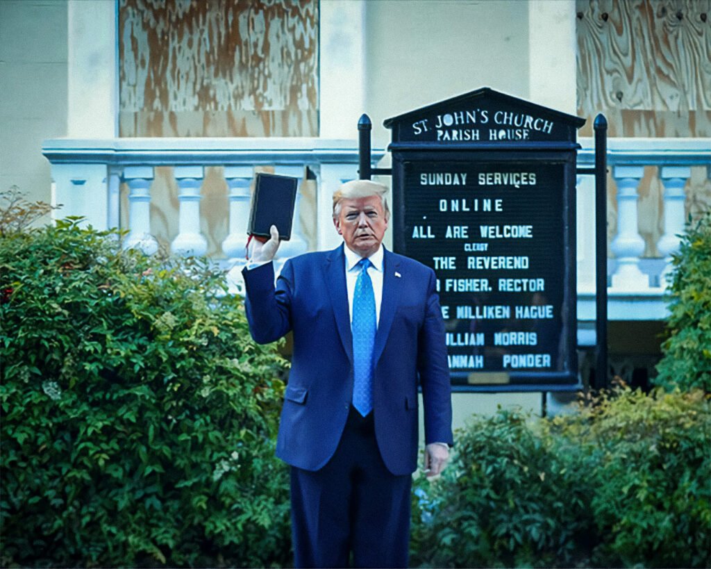 Donald Trump poseert met een Bijbel voor St. John’s kerk, nadat demonstranten gewelddadig zijn verwijderd door de politie.