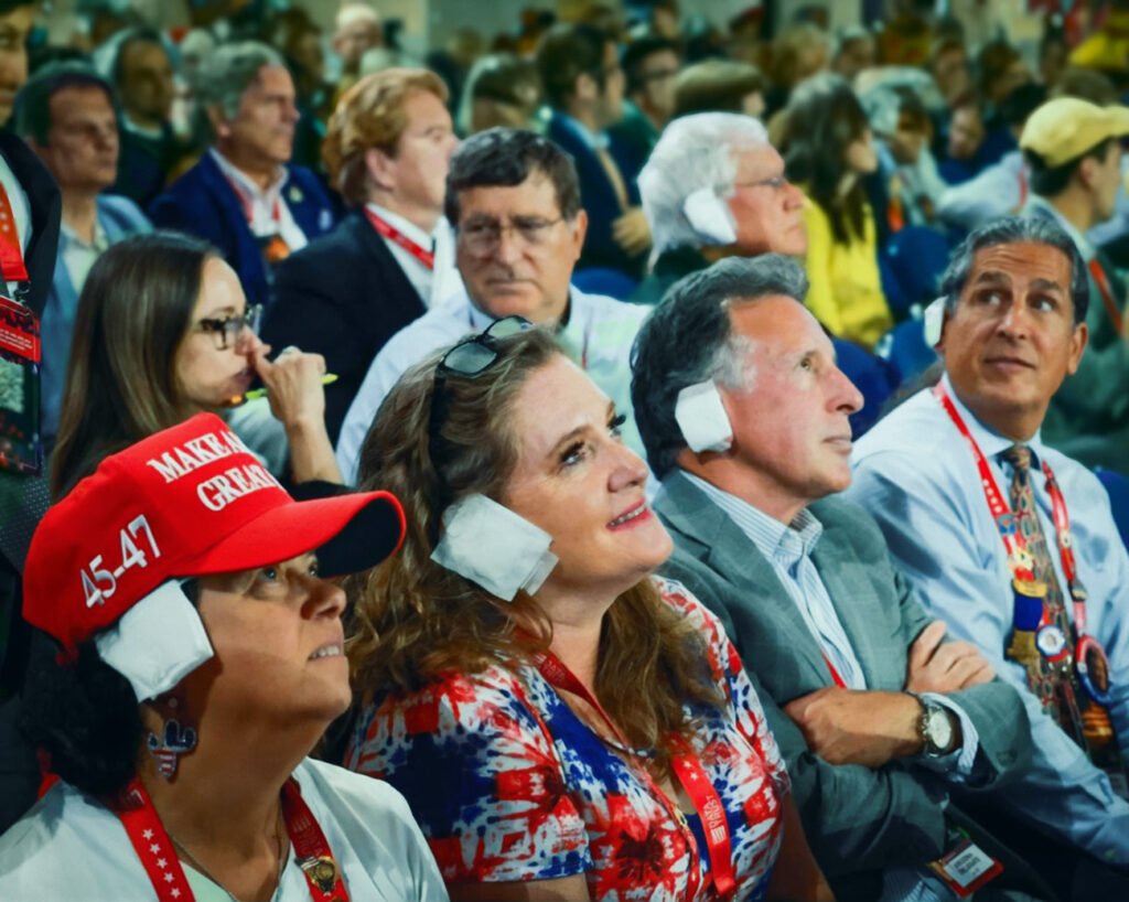 Trump-supporters dragen oorverbanden uit solidariteit tijdens een bijeenkomst.