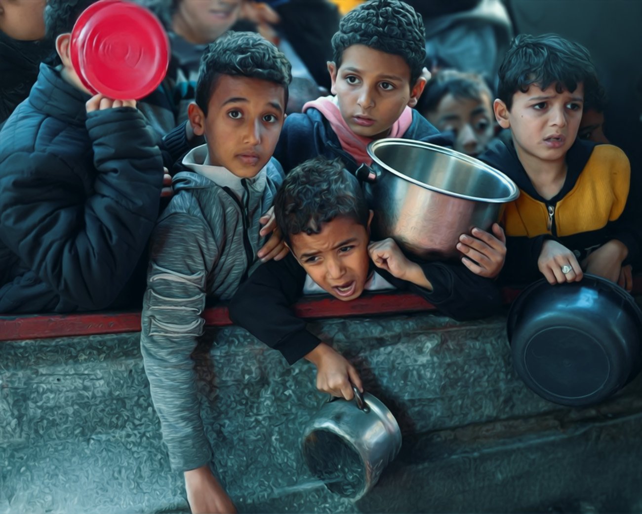 Palestijnse kinderen wachten op voedselhulp in Gaza, met lege pannen en borden.