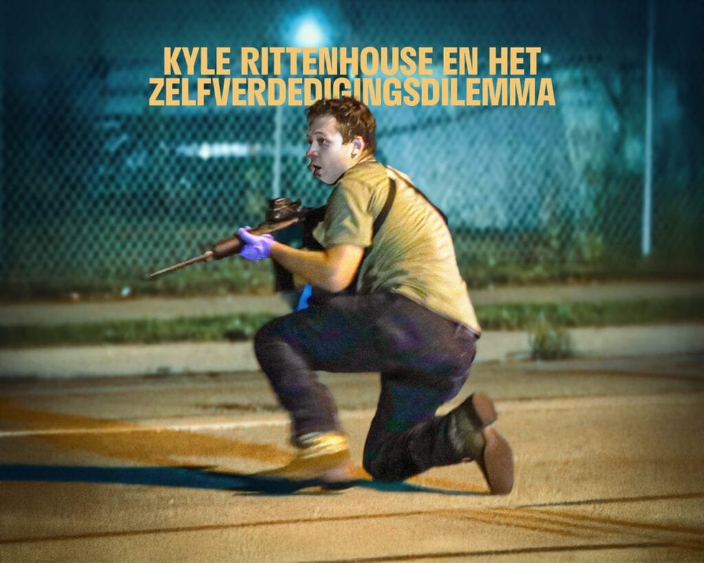 Kyle Rittenhouse geknield met een geweer tijdens de BLM-protesten in Kenosha, 2020.