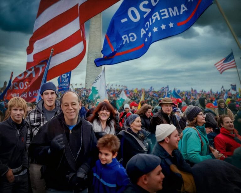 Menigte bij een MAGA-rally vlak voor de bestorming van het Capitool op 6 januari 2021, met Amerikaanse vlaggen en Trump-banners.