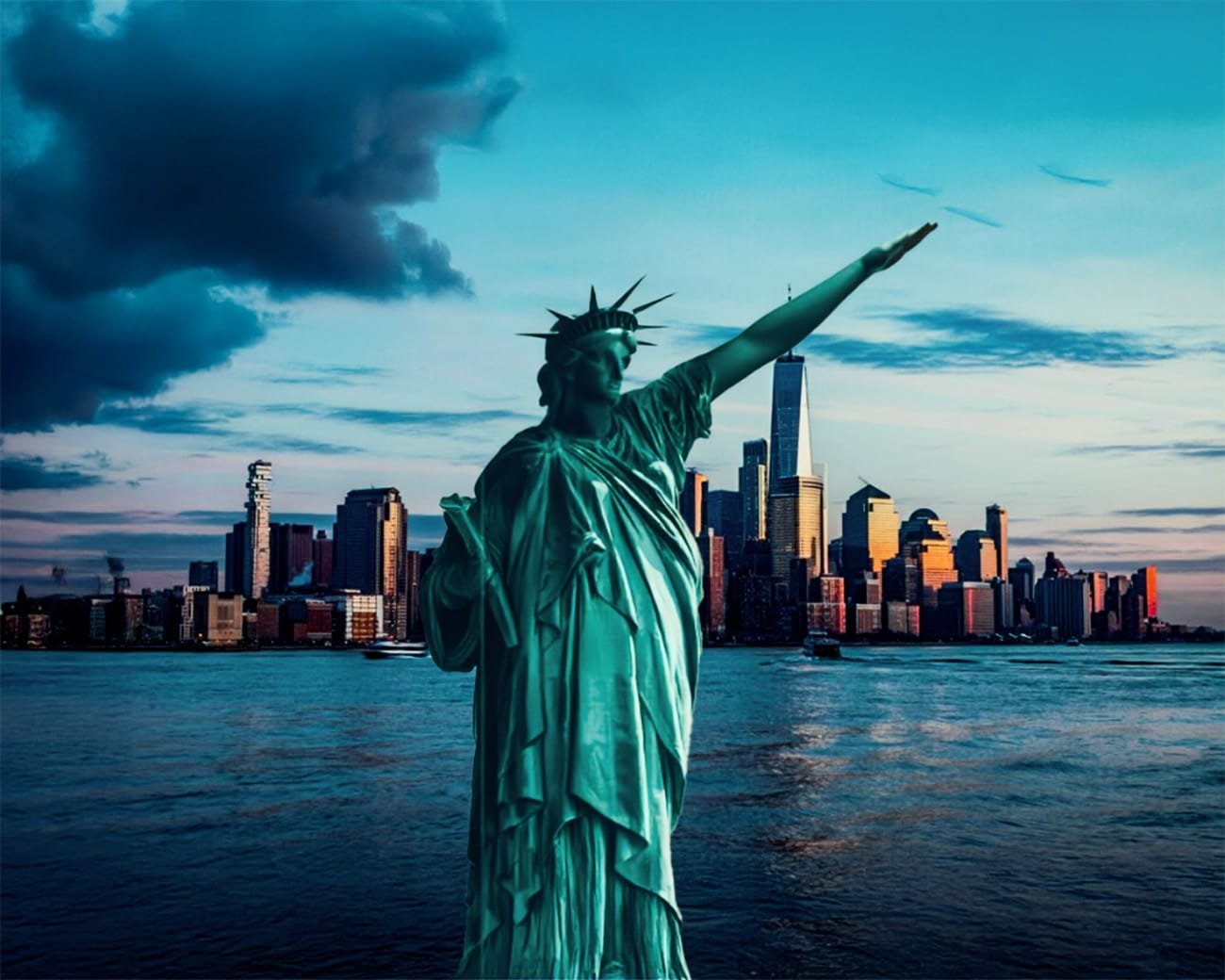 Het Vrijheidsbeeld in een ongewone pose, met uitgestrekte arm tegen de skyline van New York, symboliseert een reflectie op macht, modernisme en autoritaire tendensen.