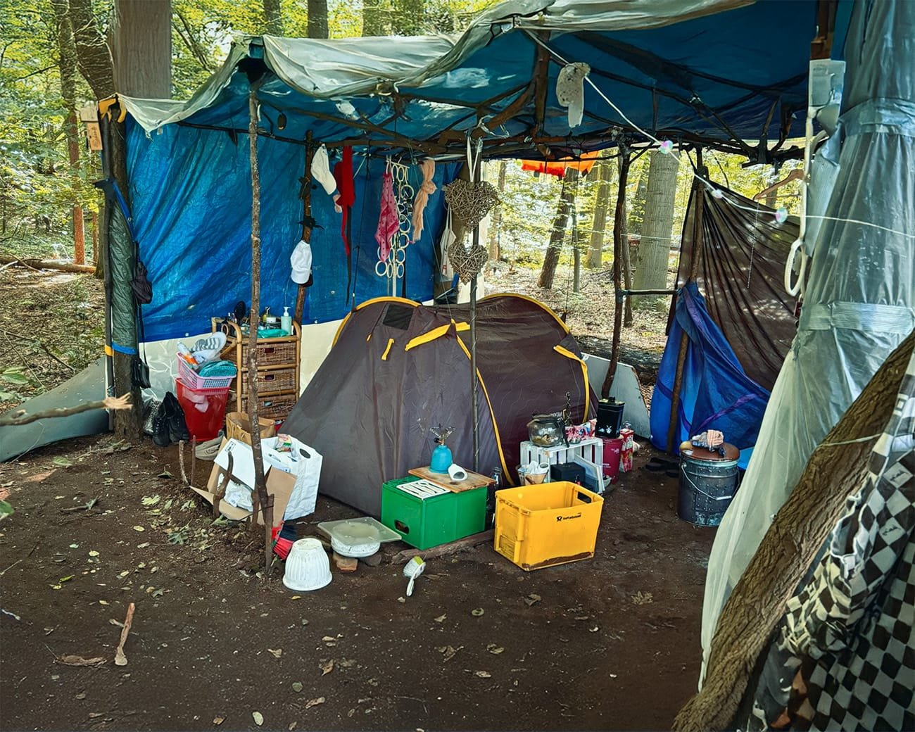 Dakloze arbeidsmigranten wonen in geïmproviseerde tenten in een bos bij Venlo, als gevolg van slechte huisvesting en uitbuiting.