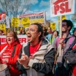 Demonstranten van de Party for Socialism and Liberation (PSL) tijdens een protestmars met spandoeken tegen oorlog en ongelijkheid.