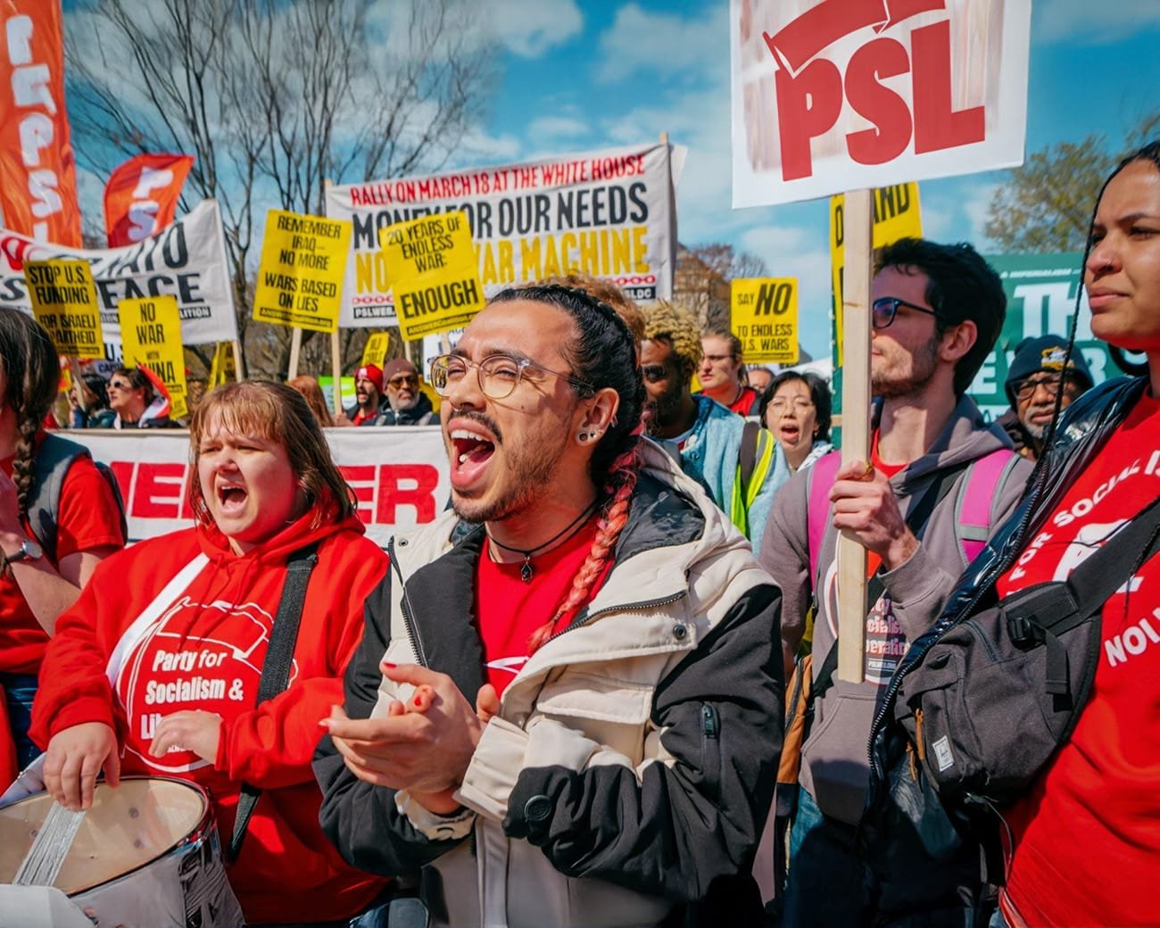 Demonstranten van de Party for Socialism and Liberation (PSL) tijdens een protestmars met spandoeken tegen oorlog en ongelijkheid.