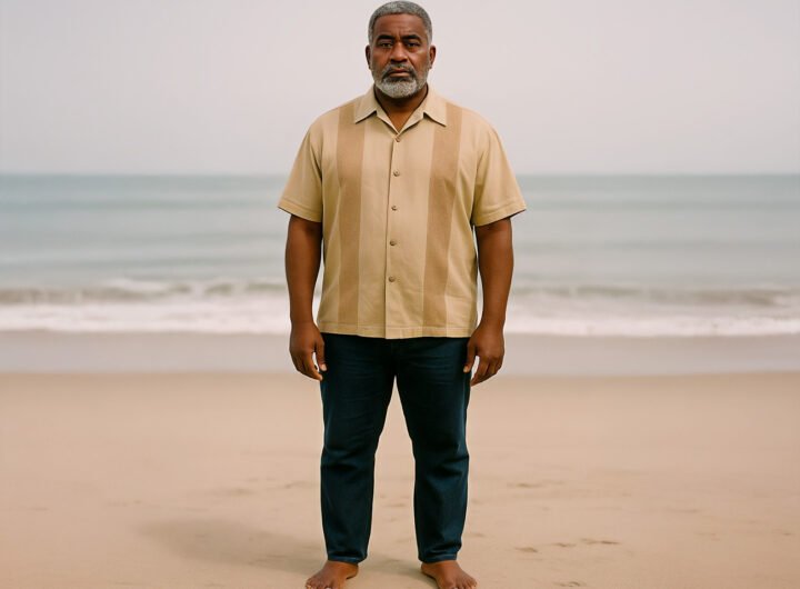 Roberto Martina staat op het strand, met de zee op de achtergrond