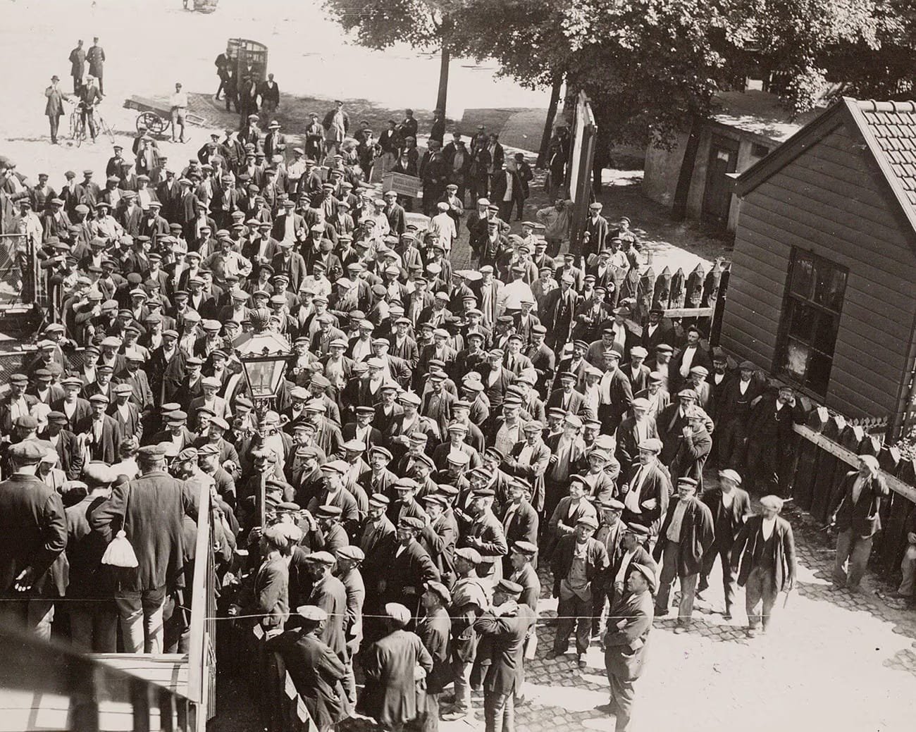 Stakende bootwerkers in de Czaar Peterstraat in Amsterdam tijdens 1917, voorafgaand aan de revolutionaire onrust van november 1918.