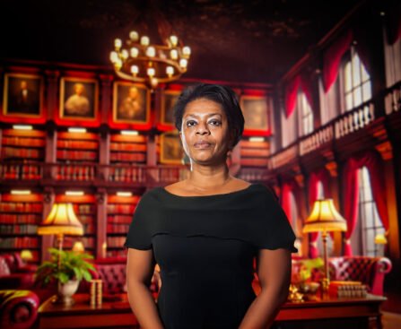 Joyce Sylvester, voorzitter van de Staatscommissie tegen Discriminatie en Racisme, in een klassieke bibliotheekomgeving.