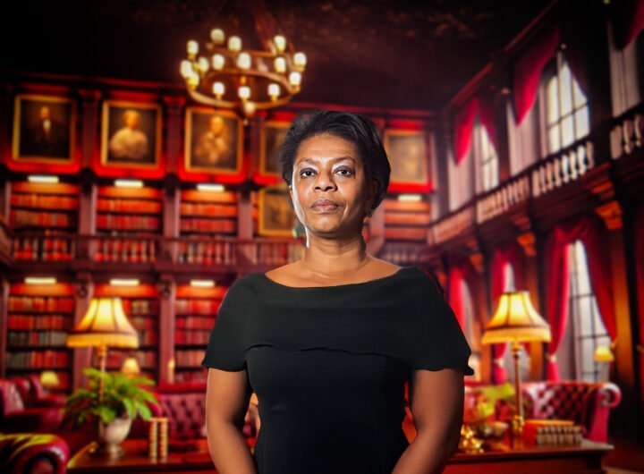 Joyce Sylvester, voorzitter van de Staatscommissie tegen Discriminatie en Racisme, in een klassieke bibliotheekomgeving.