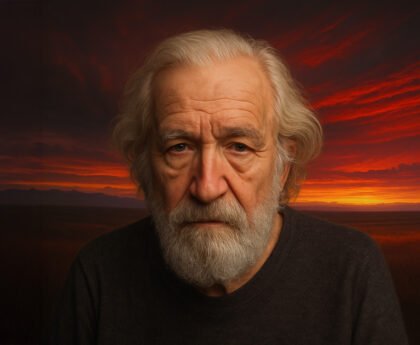 Noam Chomsky kijkt ernstig terwijl de zon ondergaat boven een open landschap