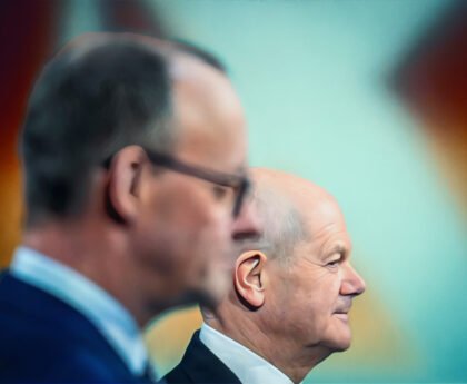 Friedrich Merz en Olaf Scholz tijdens een politieke bijeenkomst na de Duitse verkiezingen van 2025.