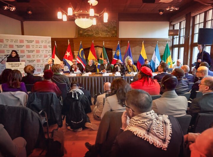 Diplomatieke bijeenkomst van de Hague Group met vertegenwoordigers uit meerdere landen die internationale rechtsregels bespreken.