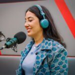 Mahi Khalesi met koptelefoon tijdens een radio-interview in een studio.