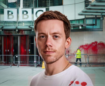 Journalist Owen Jones voor het BBC-gebouw, waar een schoonmaker rode verf verwijdert, symbool voor protest tegen de verslaggeving over Gaza.