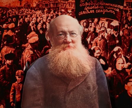 Peter Kropotkin voor een menigte tijdens een betoging in vroeg-twintigste-eeuws Rusland.